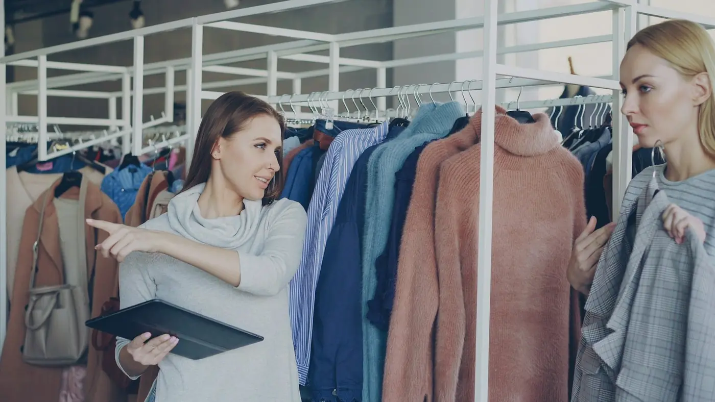 Conseillère de vente accompagnant une cliente en boutique