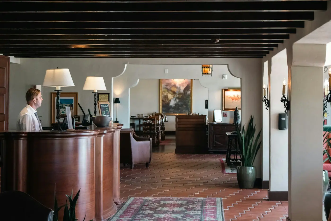 Réceptionniste à l'accueil d'un hôtel