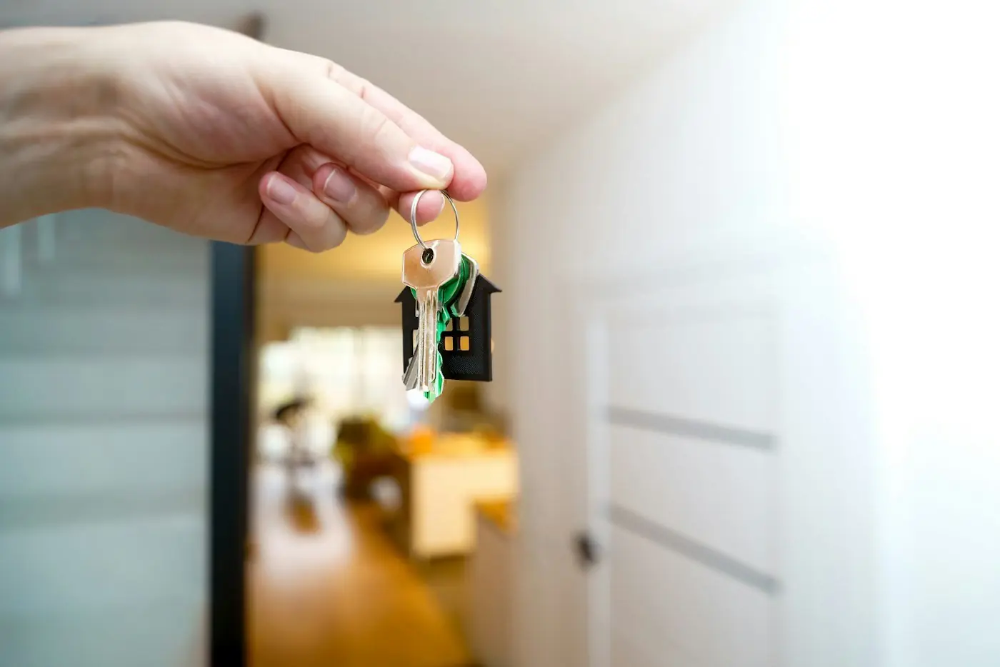 Remise des clés d'un logement par un agent immobilier