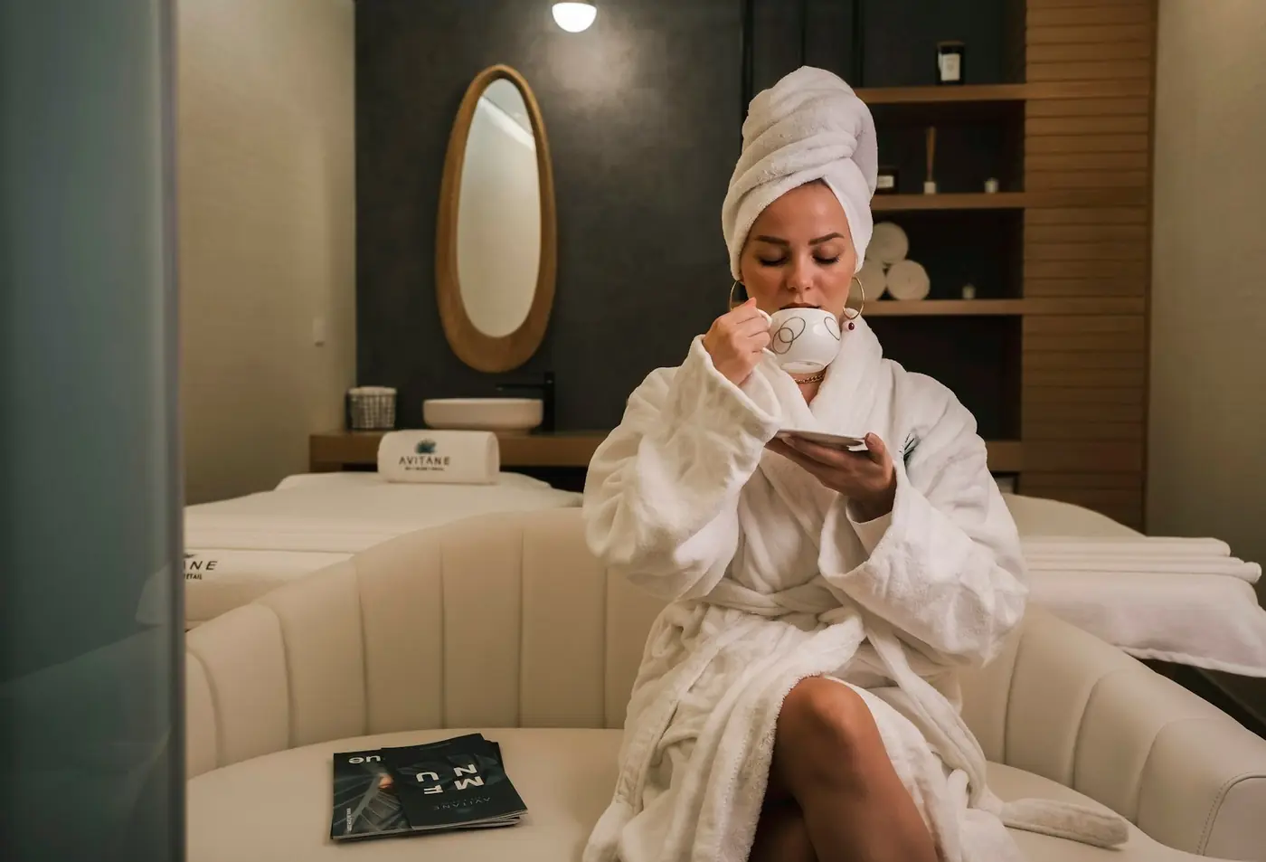 Cliente détendue dans l'espace d'accueil d'un spa